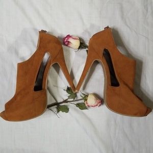 Foreign Exchange Heels